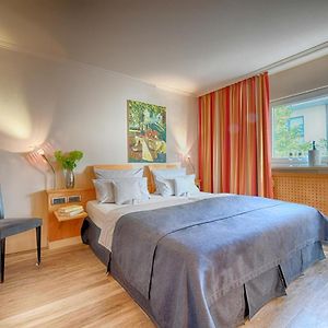 Zimmer mit Kingsize-Bett